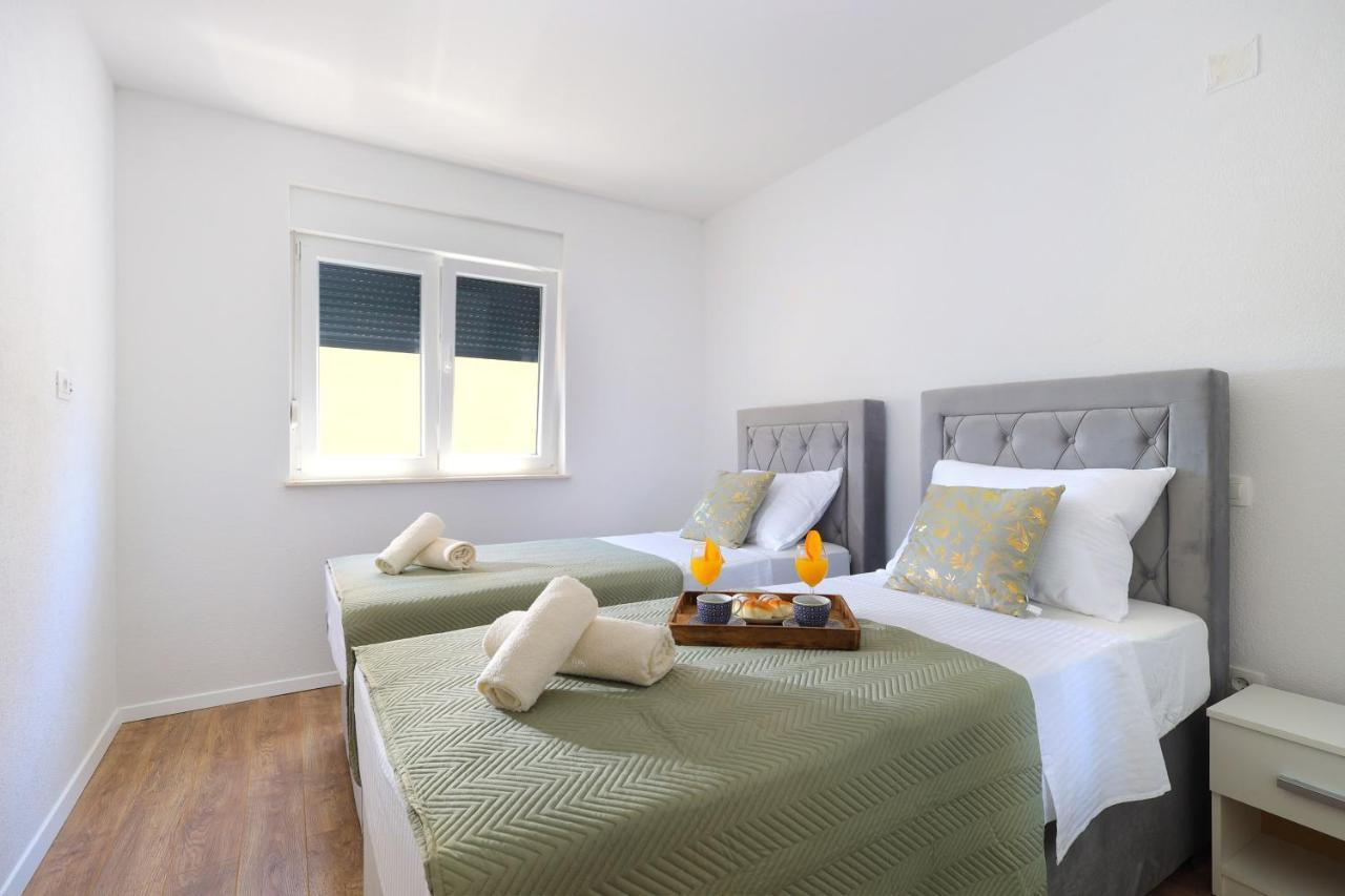 Bonaca Apartments With Terrace And Private Parking Kaštela Esterno foto
