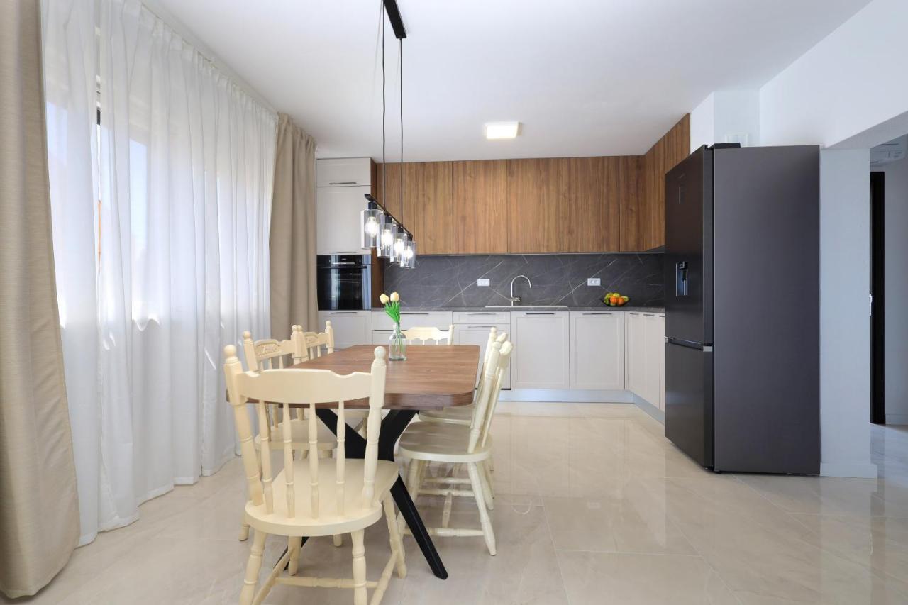 Bonaca Apartments With Terrace And Private Parking Kaštela Esterno foto