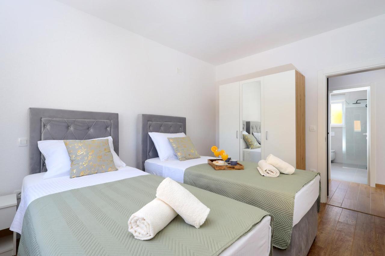 Bonaca Apartments With Terrace And Private Parking Kaštela Esterno foto